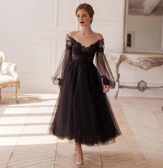 Vestido de noite elegante preto com ilusão, mangas compridas, decote em bico, aplicações de renda, costas descobertas, corte em linha A, comprimento até ao tornozelo S26660