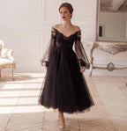 Vestido de noite elegante preto com ilusão, mangas compridas, decote em bico, aplicações de renda, costas descobertas, corte em linha A, comprimento até ao tornozelo S26660