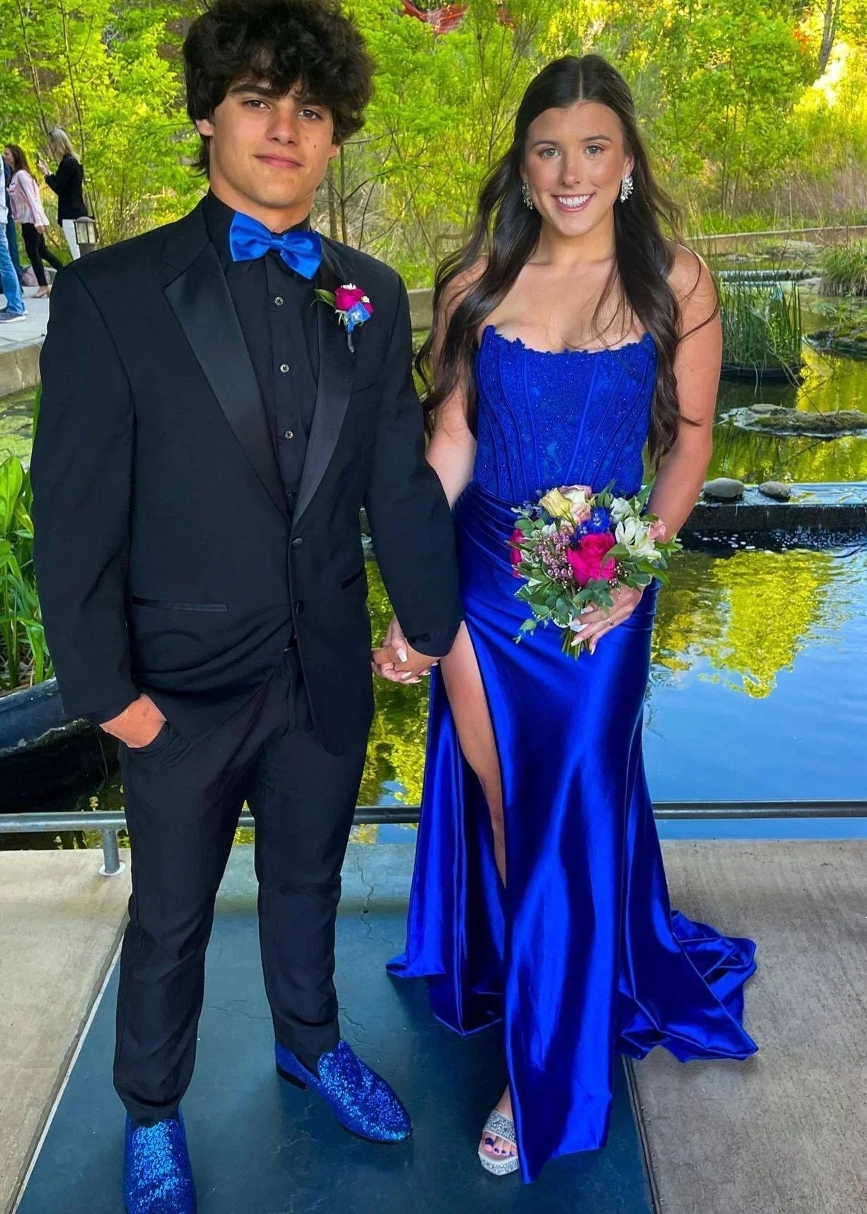 Arielle | Robe de bal en satin, corset sans bretelles, coupe fourreau avec fente