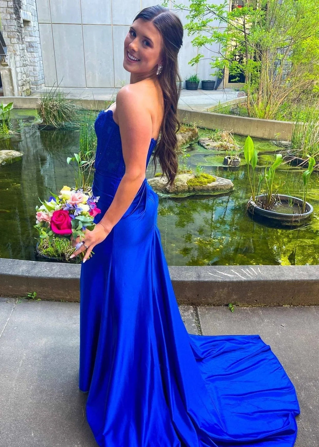 Arielle | Robe de bal en satin, corset sans bretelles, coupe fourreau avec fente