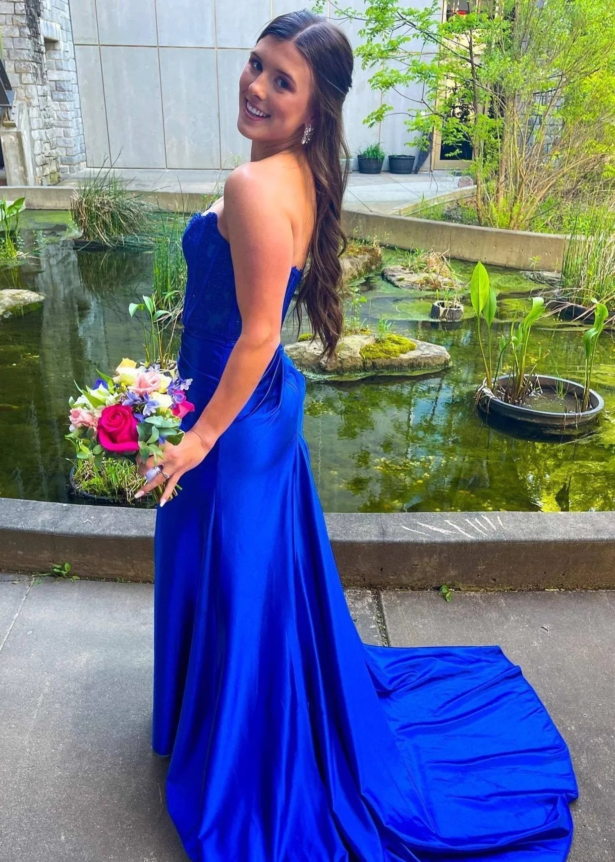 Arielle | Robe de bal en satin, corset sans bretelles, coupe fourreau avec fente