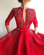 Vestido de baile comprido vermelho em linha A com decote profundo em V e tule com mangas