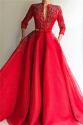 Vestido de baile comprido vermelho em linha A com decote profundo em V e tule com mangas