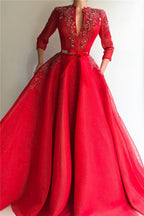 Vestido de baile comprido vermelho em linha A com decote profundo em V e tule com mangas