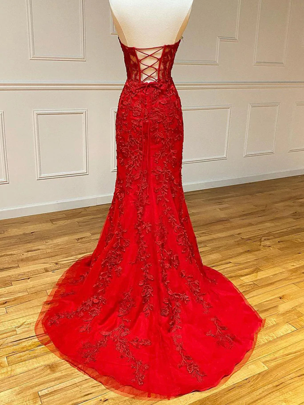 Abito da cerimonia rosso lungo a sirena con scollo a cuore, schiena scoperta e pizzo, con strascico