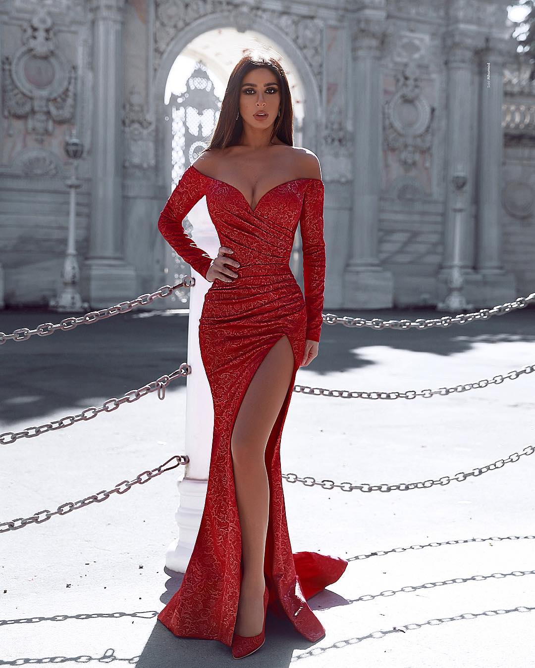 Rotes, schulterfreies Meerjungfrau-Ballkleid mit langen Ärmeln und Schlitz