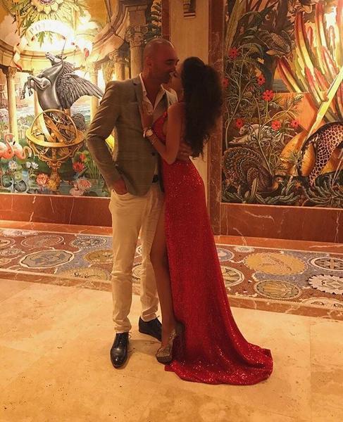 Rotes, langes, rückenfreies Meerjungfrau-Ballkleid mit V-Ausschnitt und Pailletten