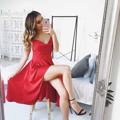 Rotes Satin-Heimkehrkleid mit Spaghettiträgern und gekreuzten Rückenpartien in Knielänge