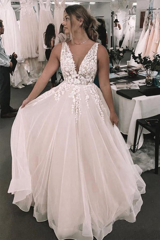 Romantisches Brautkleid mit tiefem V-Ausschnitt und Blumenapplikationen