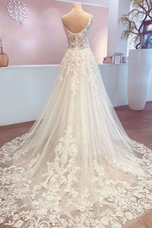 Vestido de novia romántico largo de corte A con tirantes finos, apliques de encaje y espalda descubierta