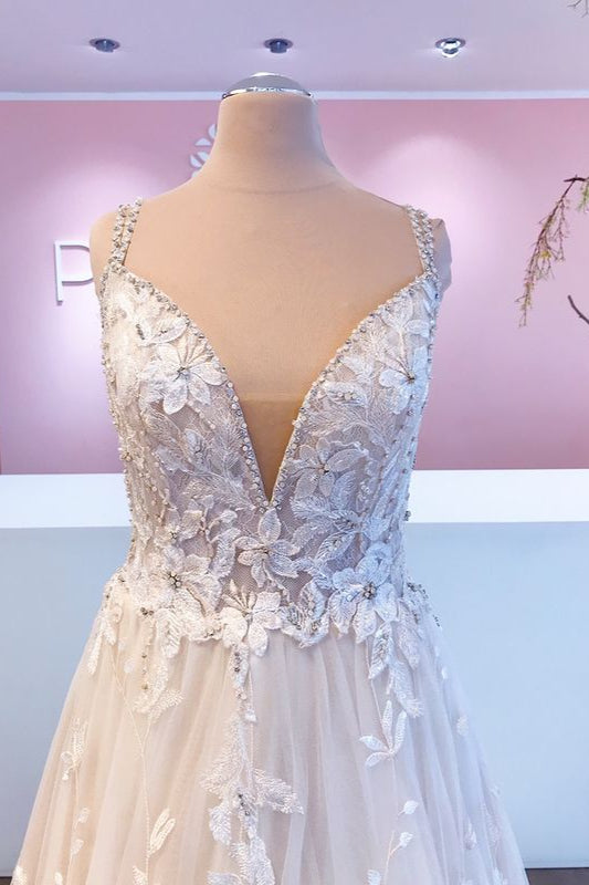 Robe de mariée romantique longue en ligne A avec appliques en dentelle et tulle à décolleté cœur