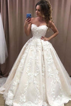 Romantisches langes Ballkleid mit herzförmigem Ausschnitt und 3D-Blumenapplikationen aus Spitze
