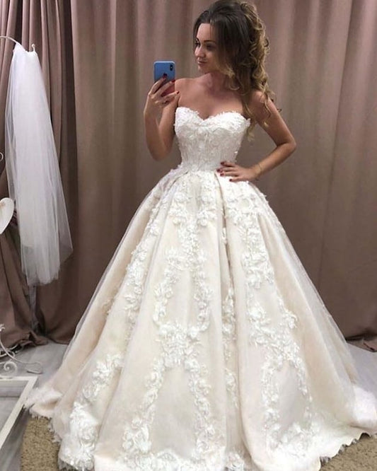 Romantisches langes Ballkleid mit herzförmigem Ausschnitt und 3D-Blumenapplikationen aus Spitze