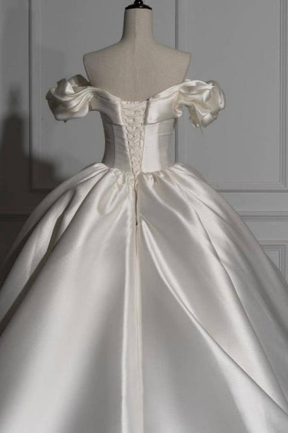 Romantisches schulterfreies Ballkleid aus Satin
