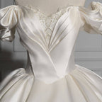 Romantisches schulterfreies Ballkleid aus Satin