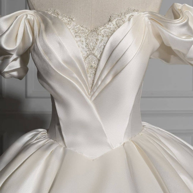 Romantisches schulterfreies Ballkleid aus Satin