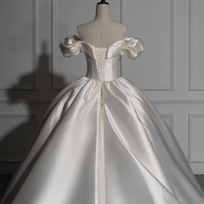 Romantisches schulterfreies Ballkleid aus Satin