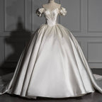 Romantisches schulterfreies Ballkleid aus Satin