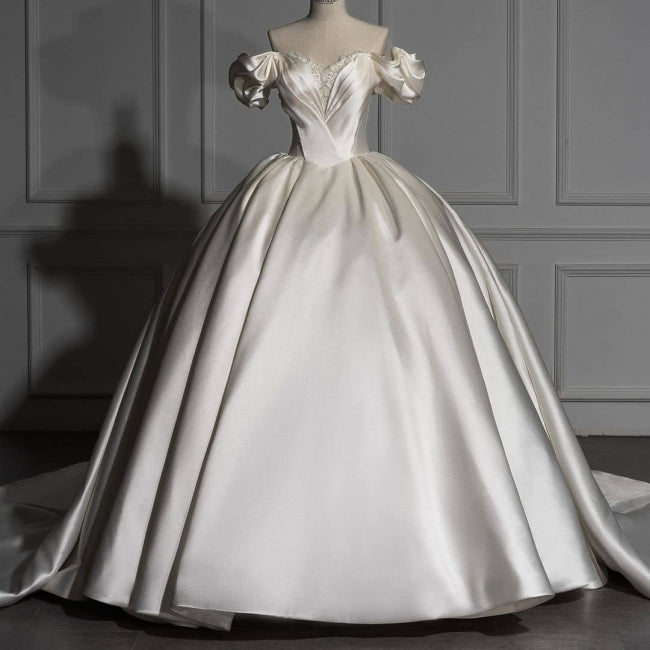 Romantisches schulterfreies Ballkleid aus Satin