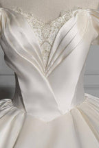 Romantisches schulterfreies Ballkleid aus Satin