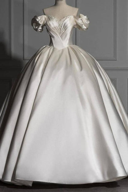 Romantisches schulterfreies Ballkleid aus Satin