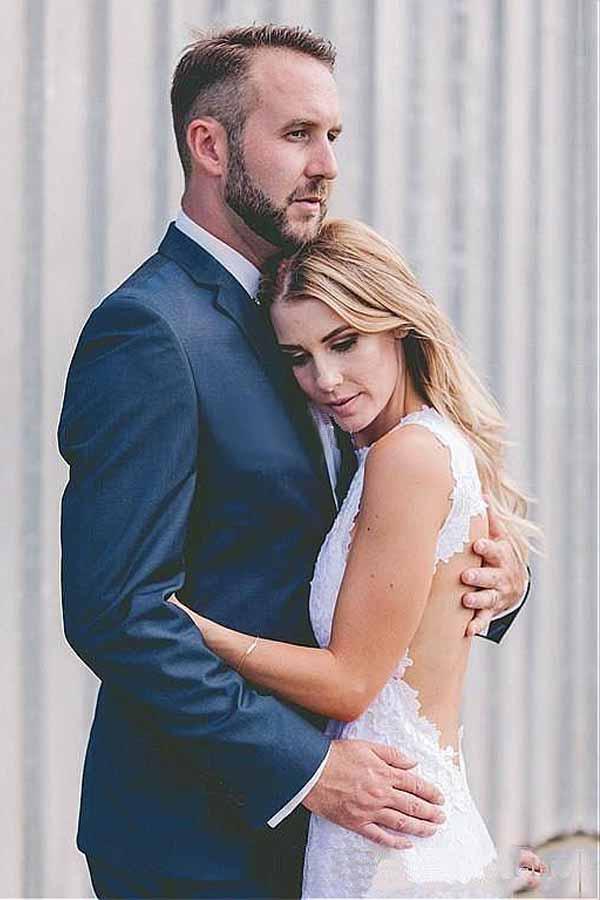 Romantisches, sexy Brautkleid mit Schlitz vorne und offenem Rücken, ärmellos, Spitze, mit Schleppe