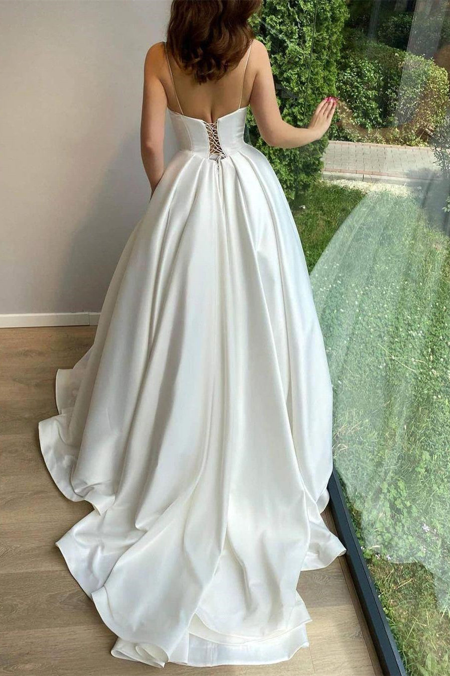 Romantisches A-Linien-Brautkleid mit Spaghettiträgern und weißen Spitzenapplikationen, ärmellos, mit Schleppe 