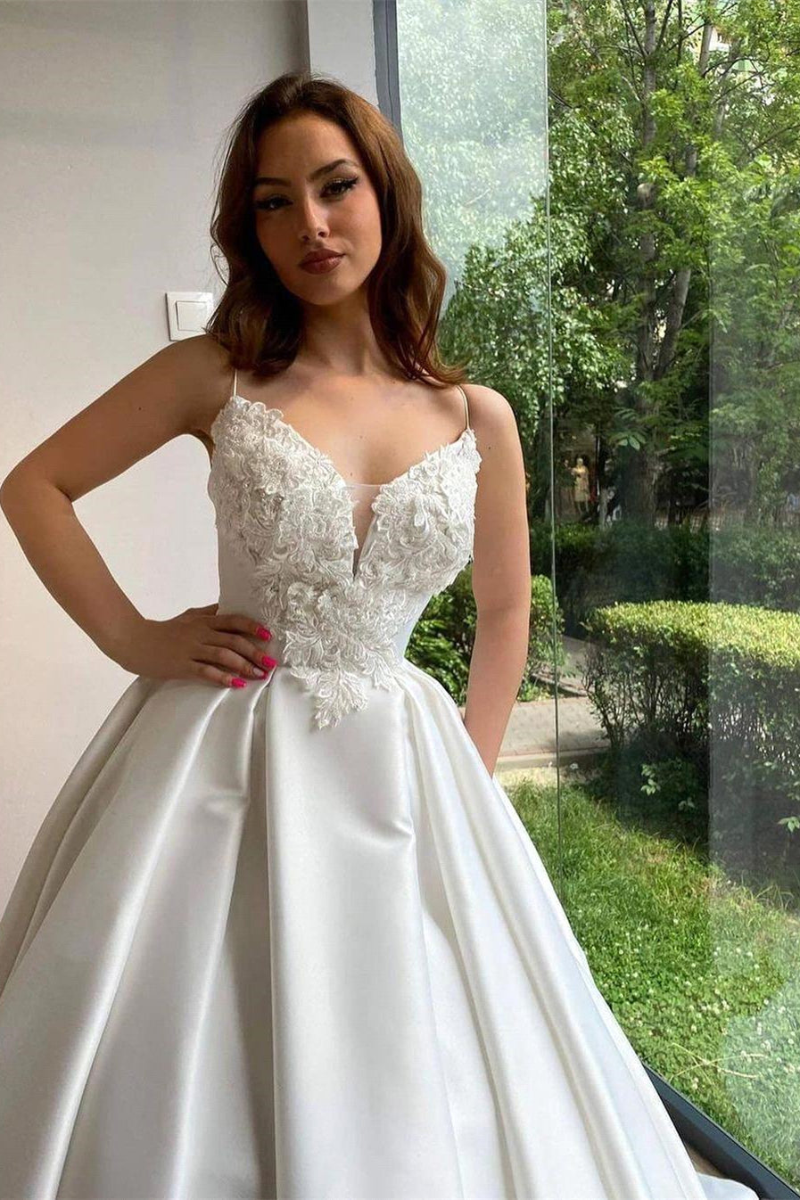 Romantisches A-Linien-Brautkleid mit Spaghettiträgern und weißen Spitzenapplikationen, ärmellos, mit Schleppe 