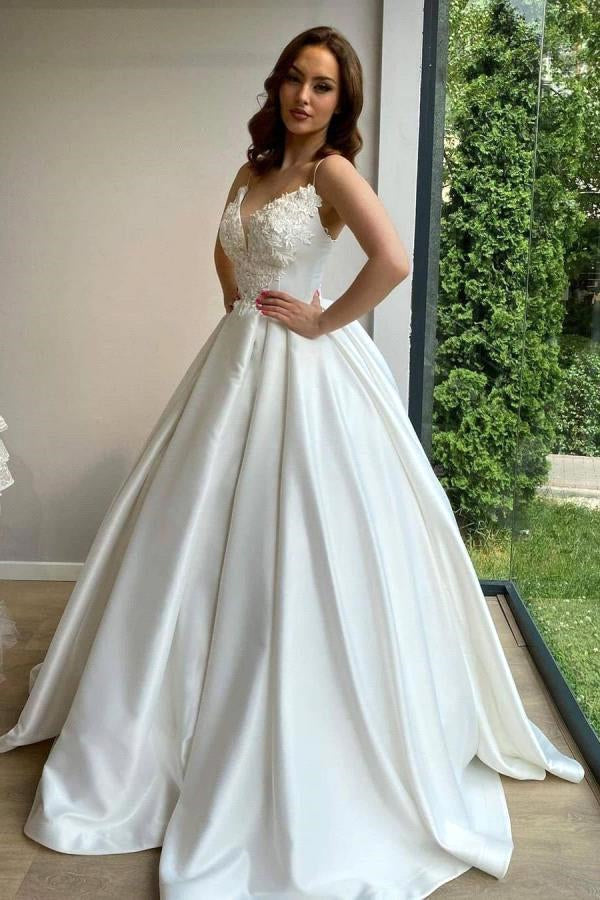 Romantisches A-Linien-Brautkleid mit Spaghettiträgern und weißen Spitzenapplikationen, ärmellos, mit Schleppe 