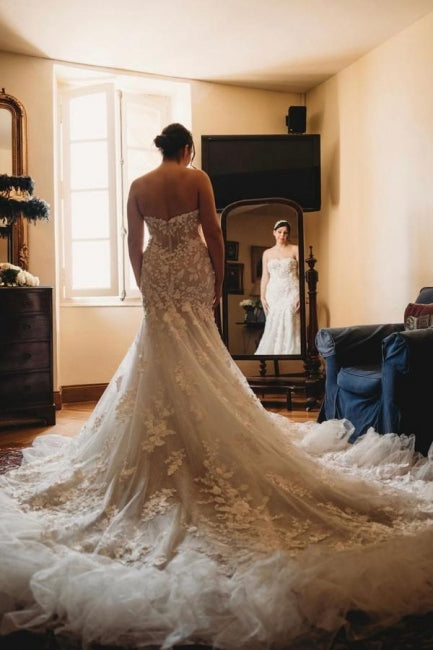 Robe de mariée sirène en tulle sans bretelles, sans manches, avec dentelle, pour un style romantique et tendre