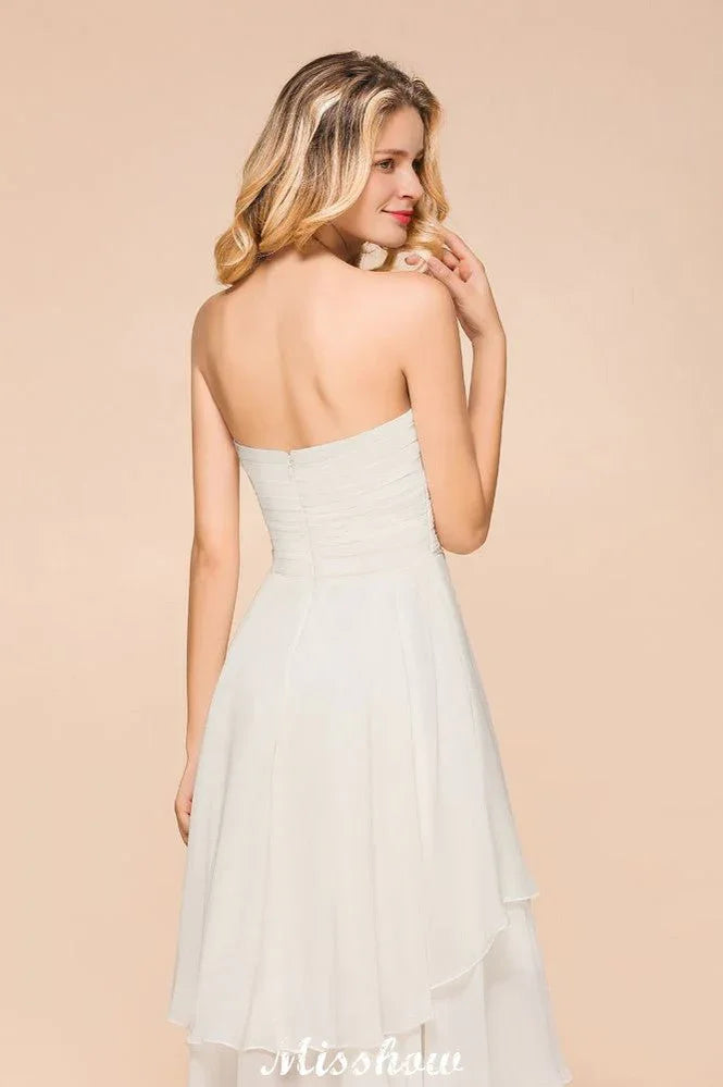 Abito da damigella d'onore romantico bianco/avorio con scollo a cuore e orlo asimmetrico, senza maniche, per matrimonio in spiaggia