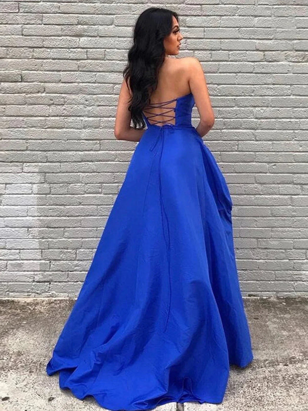 Rosario | Vestidos longos de cetim para baile de finalistas com decote coração e corte lateral em linha A