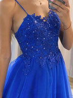 Abito da sera lungo a linea ad A in tulle e pizzo blu reale con scollo a cuore