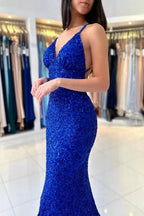 Vestido de fiesta formal azul real largo con escote en V, tirantes finos, espalda descubierta y lentejuelas
