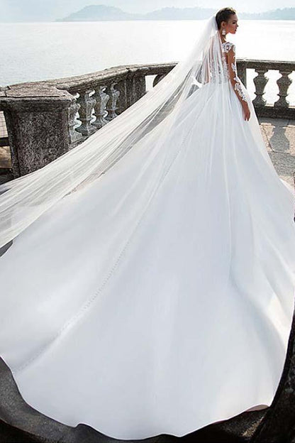 Satin-Bateau-Ausschnitt A-Linie Brautkleider mit Spitzenapplikationen