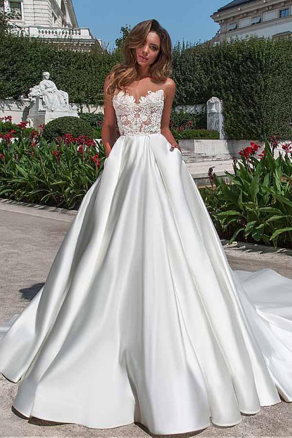 Robe de mariée ligne A en satin avec encolure, poches et appliques en dentelle