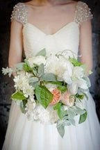 فستان زفاف بأكمام قصيرة وقبعة، ذيل طويل، مطرز، ومكشكش مع تطريزات