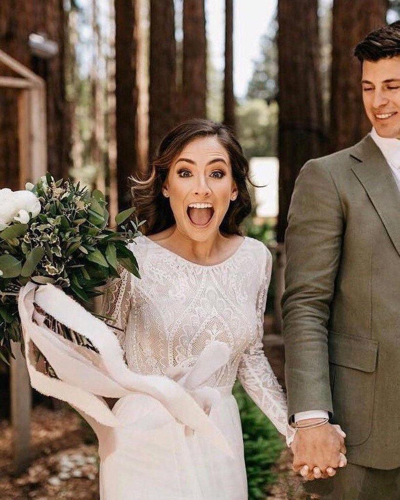 Vestido de novia de gasa con mangas largas y escote redondo, sin espalda, color marfil