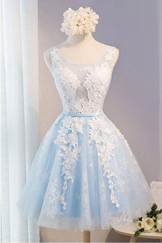 Vestido de fiesta corto de tul con escote redondo y apliques de encaje PG137