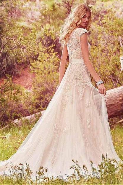 Vestidos de novia de tul con escote redondo y apliques de encaje