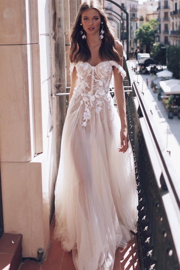 فستان زفاف طويل عاجي مكشوف الكتفين مزين بالتطريزات