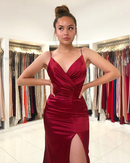 Sexy Burgunderrotes, schmales Abendkleid im Meerjungfrauen-Stil mit V-Ausschnitt, Rüschen und seitlichem Schlitz
