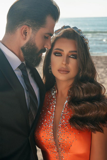 Vestido de fiesta de sirena de satén con cristales, escote en V profundo y cola larga con abertura lateral.