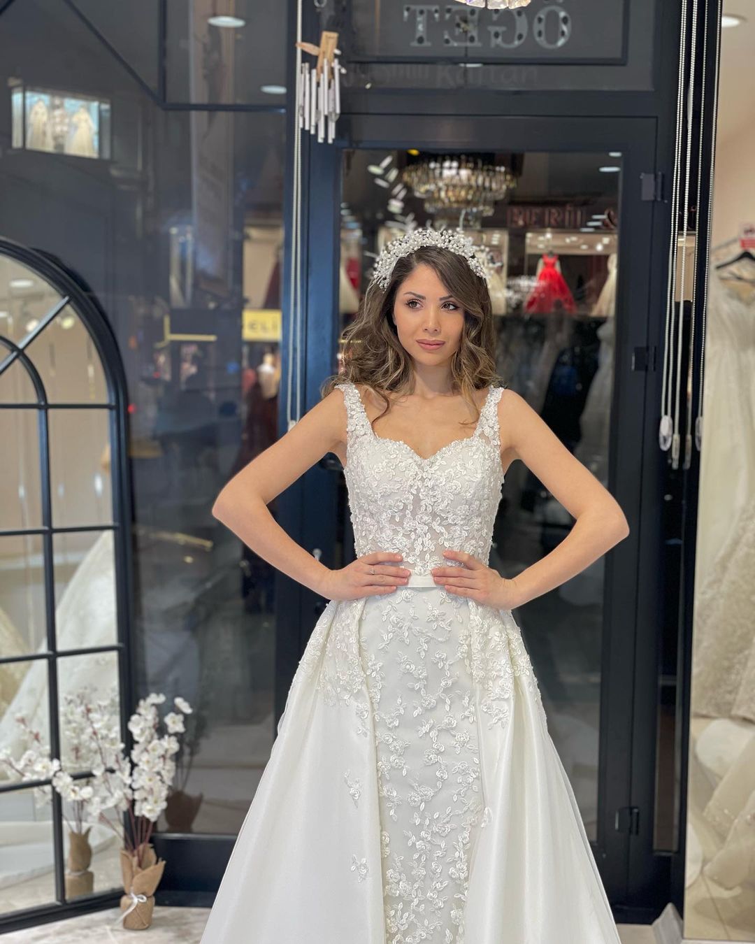 Robe de mariée sirène en dentelle, longue jusqu'au sol, sans manches, décolleté cœur, avec traîne courte