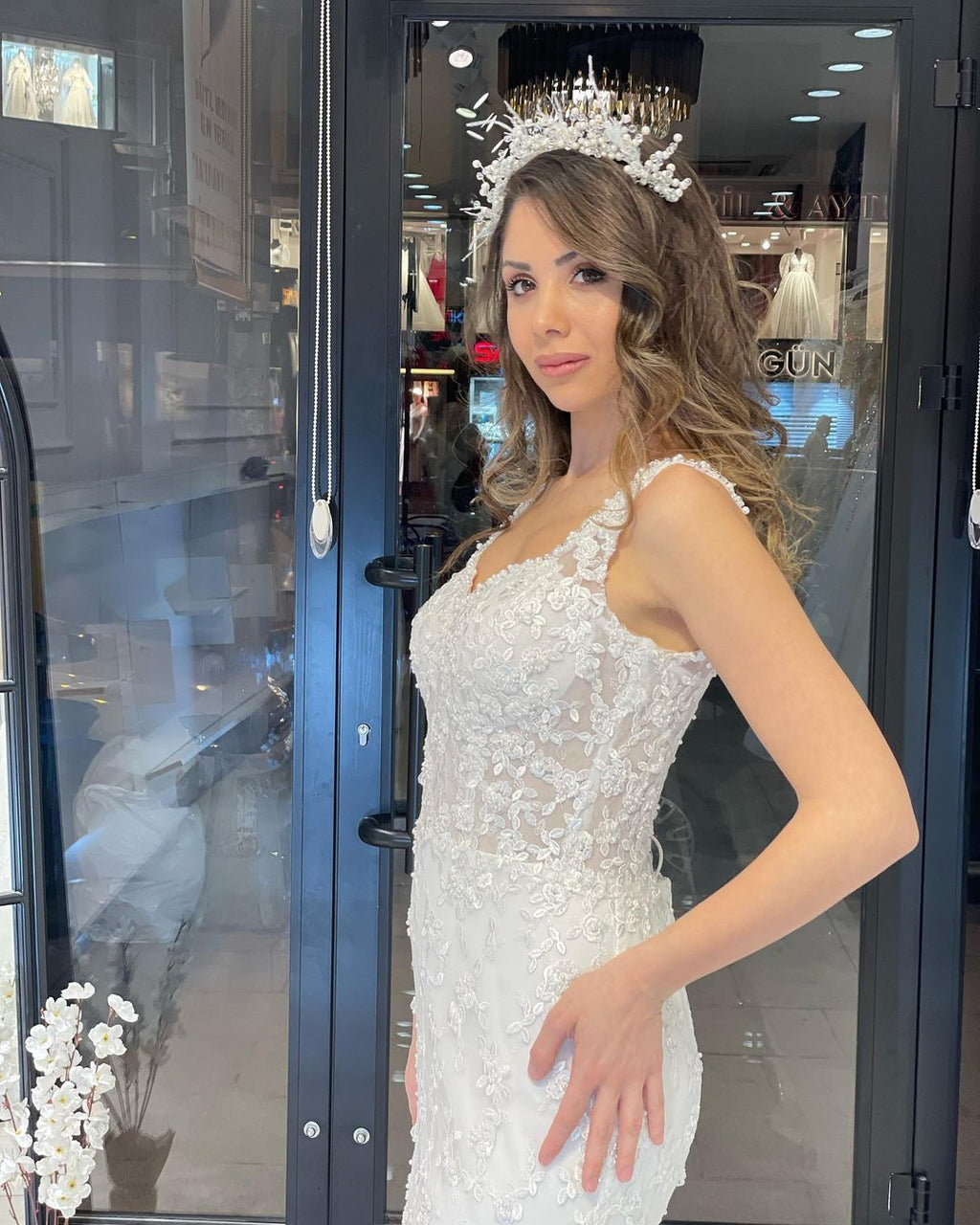 Robe de mariée sirène en dentelle, longue jusqu'au sol, sans manches, décolleté cœur, avec traîne courte