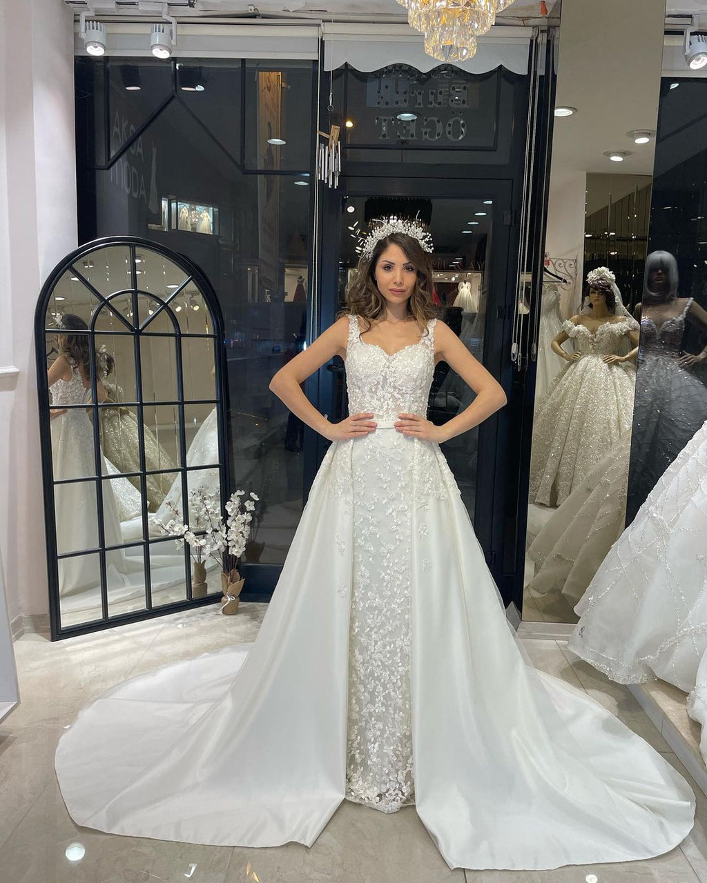 Robe de mariée sirène en dentelle, longue jusqu'au sol, sans manches, décolleté cœur, avec traîne courte