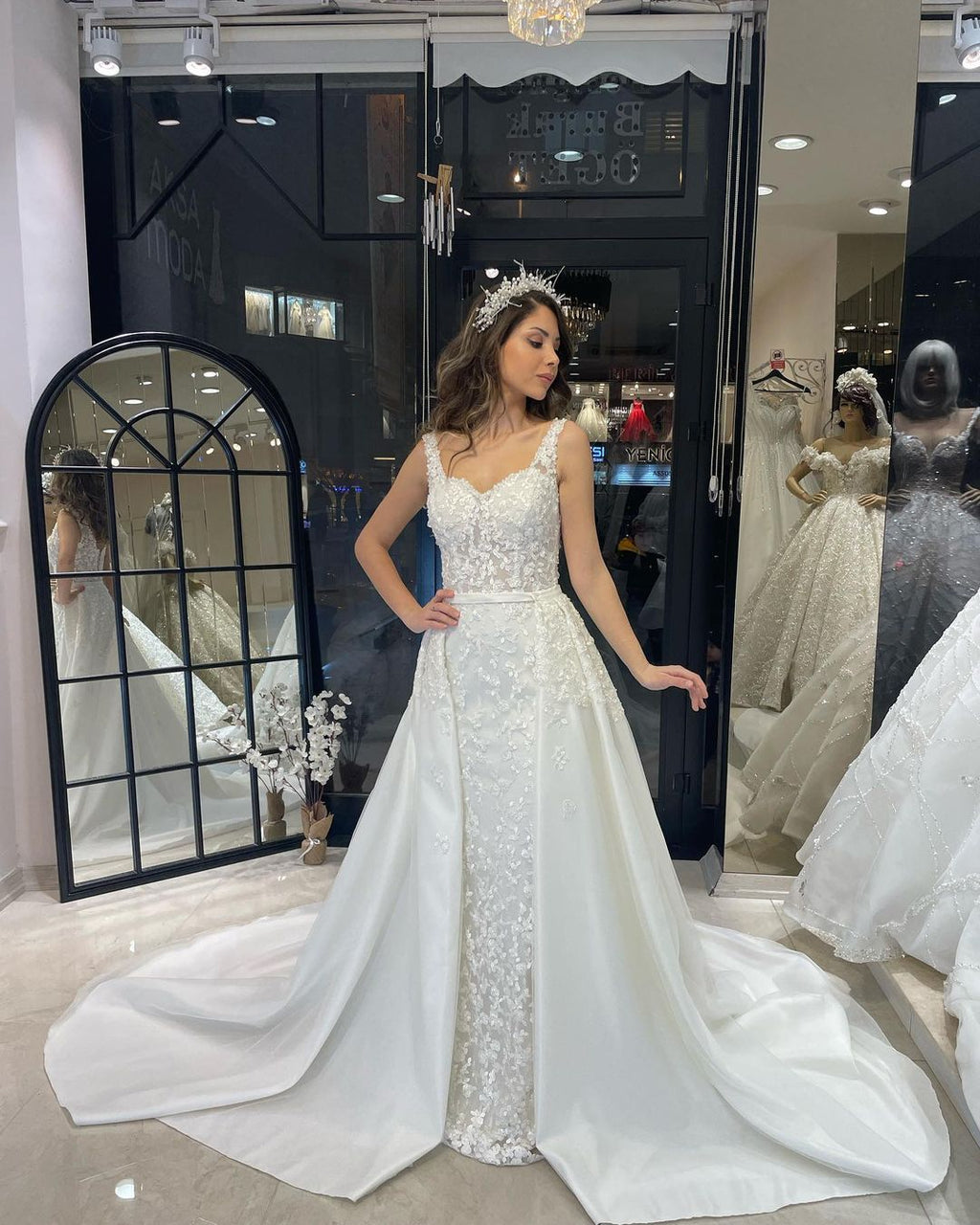 Robe de mariée sirène en dentelle, longue jusqu'au sol, sans manches, décolleté cœur, avec traîne courte