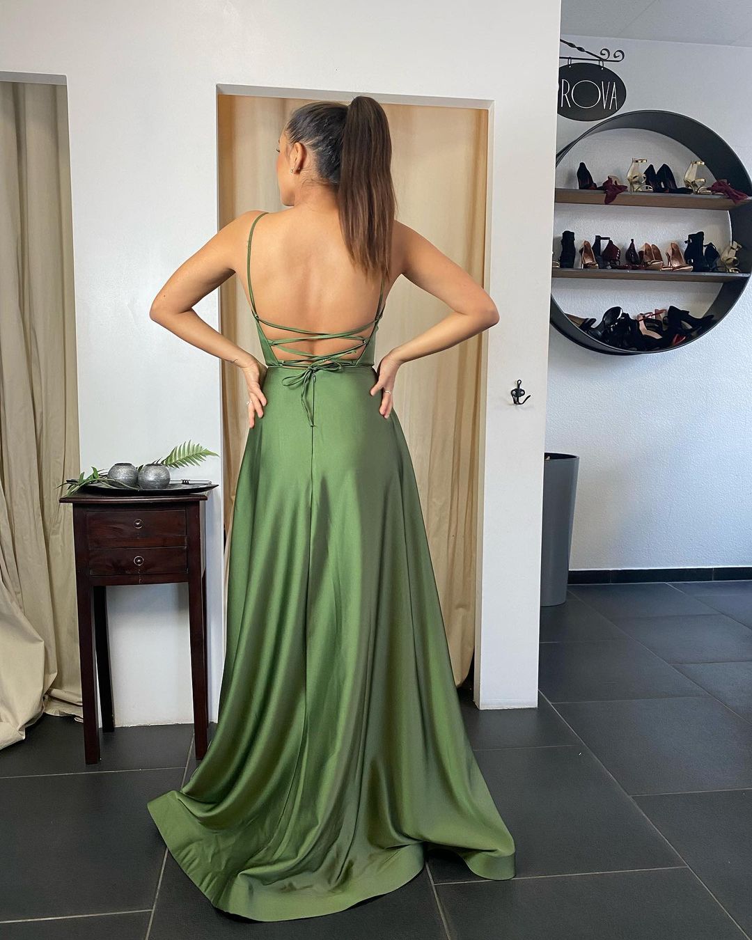 Vestido de fiesta sexy largo de satén con tirantes finos, abertura frontal, espalda descubierta y bolsillos.
