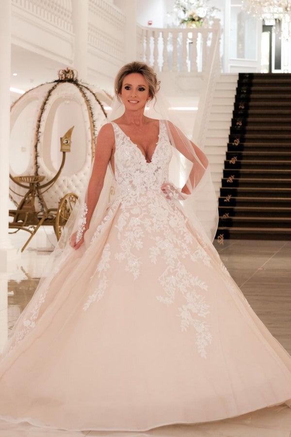 Robe de mariée longue sexy en ligne A, col en V, fines bretelles, appliques en dentelle, dos nu