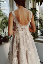 فستان زفاف طويل عاجي برقبة على شكل حرف V، بقصة على شكل حرف A، مفتوح من الأمام، بدون أكمام، مزين بالدانتيل